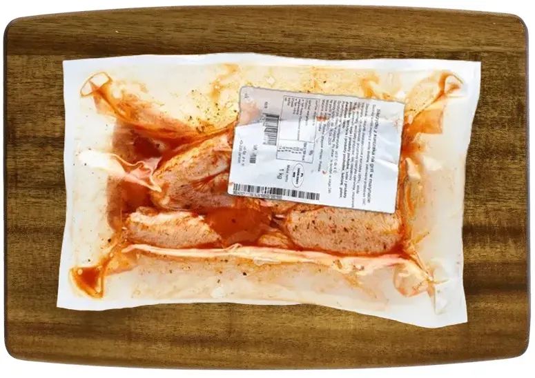 Skrzydło z kurczaka na grill w marynacie widok 2