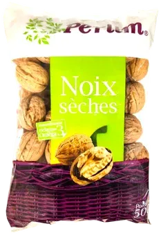 Orzech włoski w łupinie widok 1